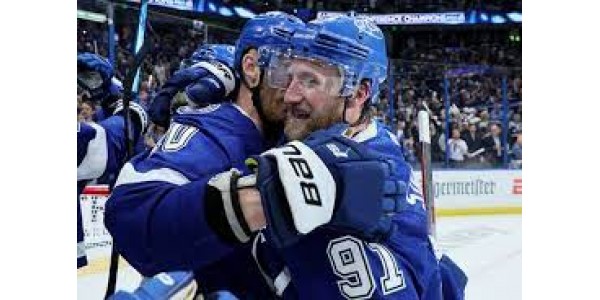Colorado Avalanche vs Tampa Bay Lightning ve finále Stanley Cupu
